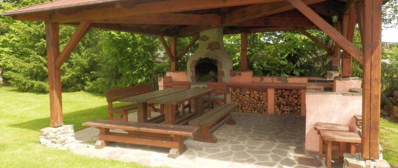 Apartmanovy Dum Obecna Skola Svetlik Exterior foto
